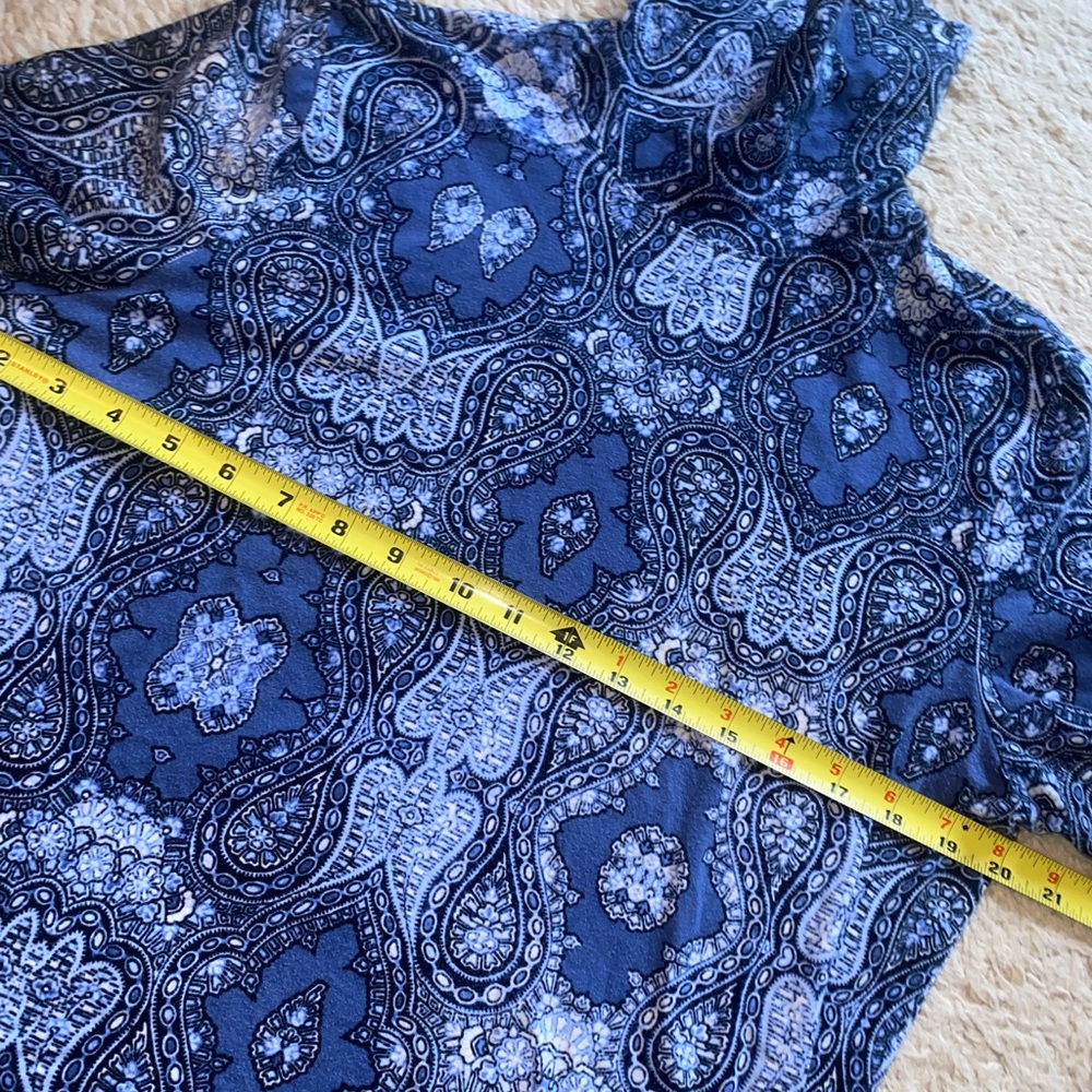 5/$20 patterned turtle neck top - Picture 2 of 5